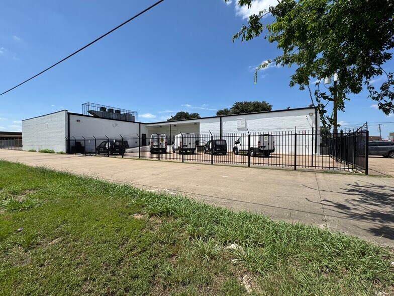 More Photos Of 7205 Envoy Ct, Dallas Showroom For Sale