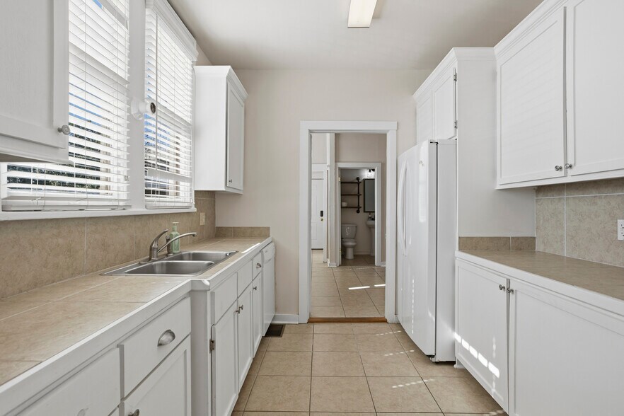 More Photos Of 629 Jefferson St, Jackson Office For Sale