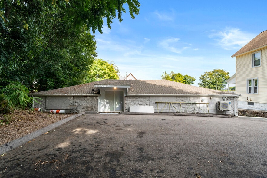 More Photos Of 264 Vauxhall St, New London Warehouse For Sale
