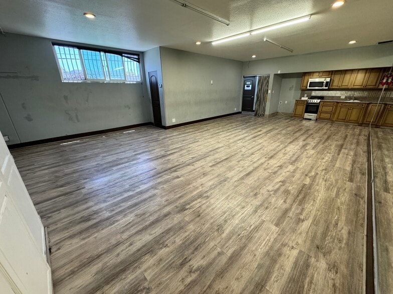 More Photos Of 1515-1517 N Main St, Santa Ana Storefront For Lease