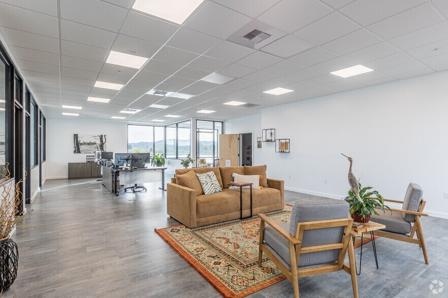 More Photos Of 1280 N Bayshore Dr, Coos Bay General Retail For Lease