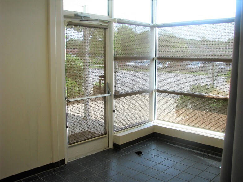 More Photos Of 100 Griffin Rd, Portsmouth Medical For Sale