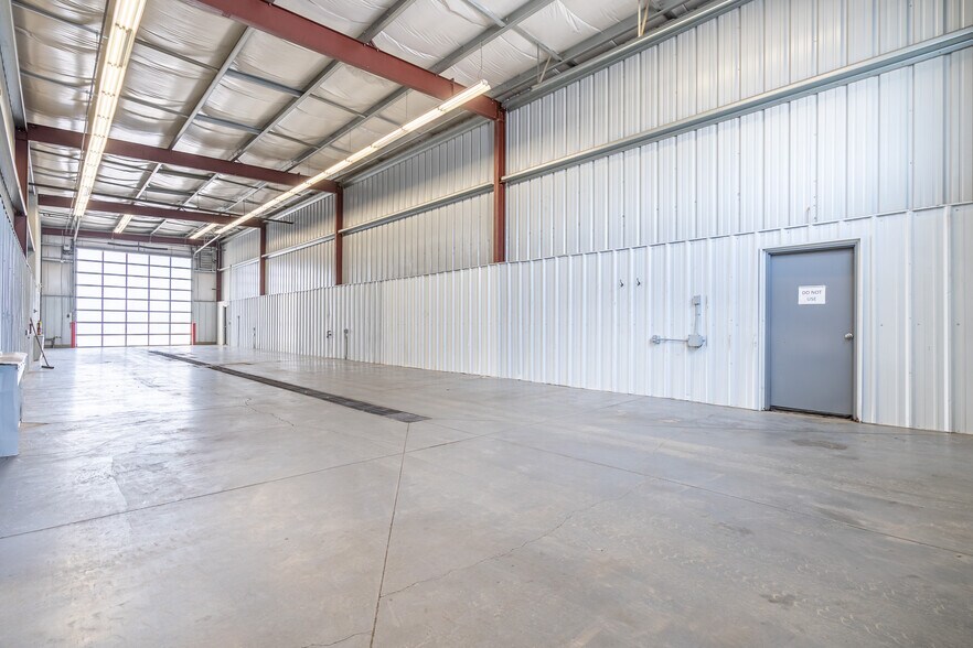 More Photos Of 4807 40 Av, Lloydminster Warehouse For Lease
