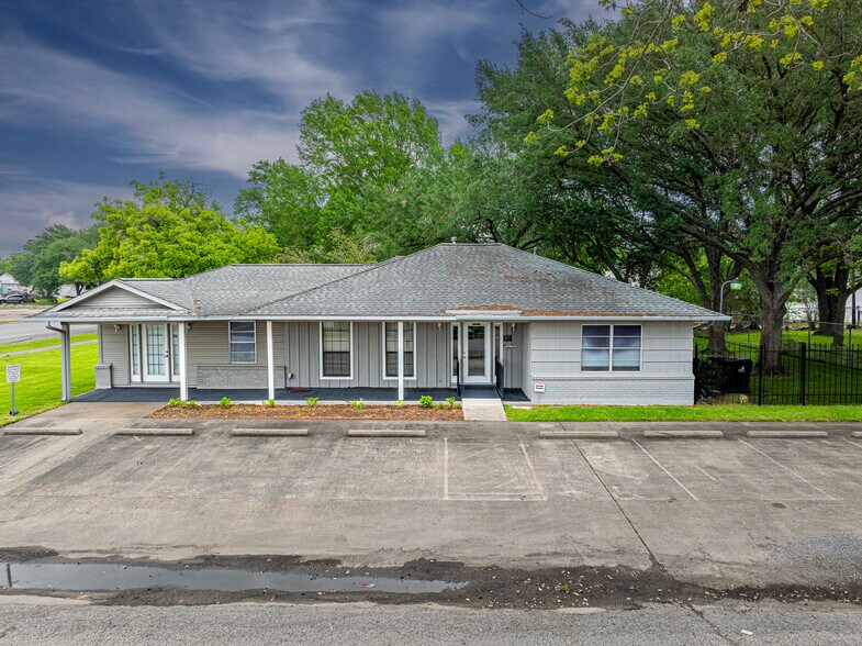 More Photos Of 1105 San Jacinto St, Rosenberg Office For Sale