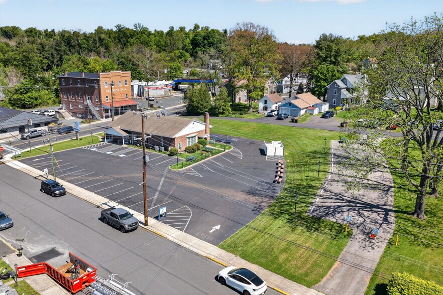 More Photos Of 101 Walnut St, Green Lane Bank For Sale