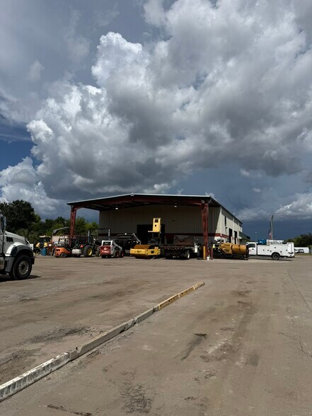 More Photos Of 1640 Benchmark Ave, Fort Myers Warehouse For Lease