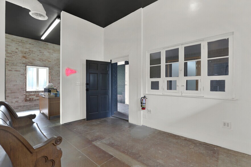 More Photos Of 435 S Boyle Ave, Los Angeles Office Residential For Sale