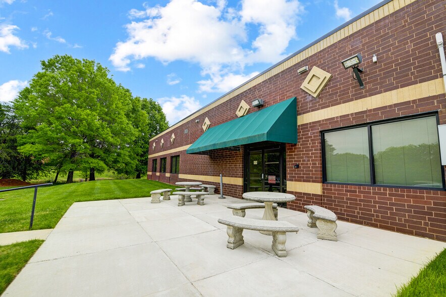 More Photos Of 9635 Southern Pine Blvd, Charlotte Coworking Space