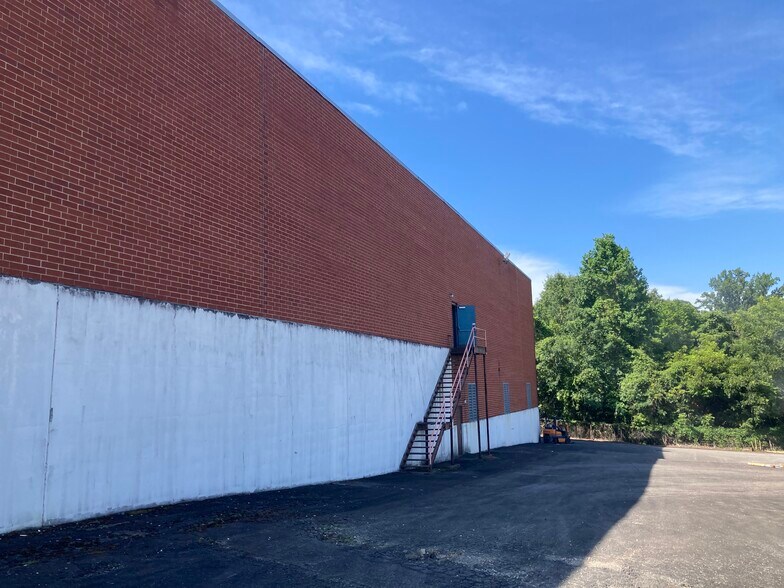 More Photos Of 803 N Oakland St, Gastonia Manufacturing For Lease