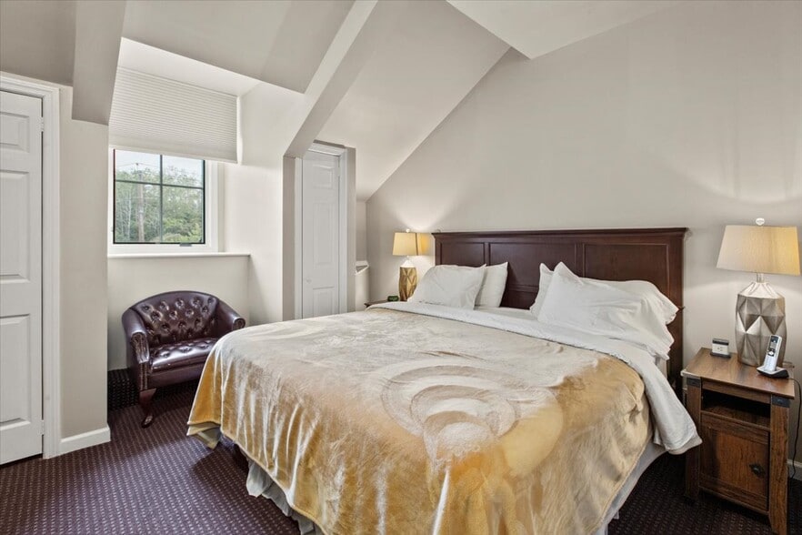 More Photos Of 49 Florida Ave, Amsterdam Hospitality For Sale