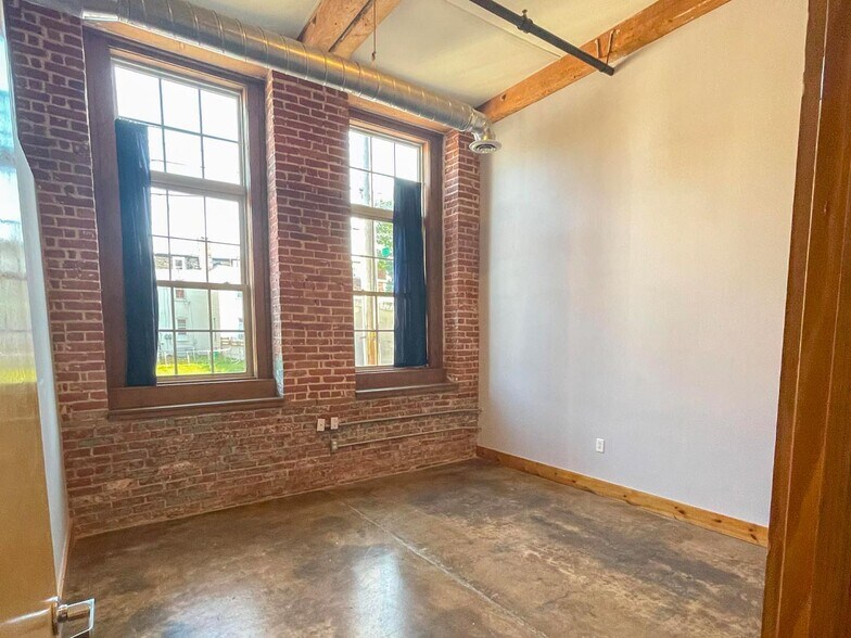 More Photos Of 600 N Hartley St, York Office Residential For Sale