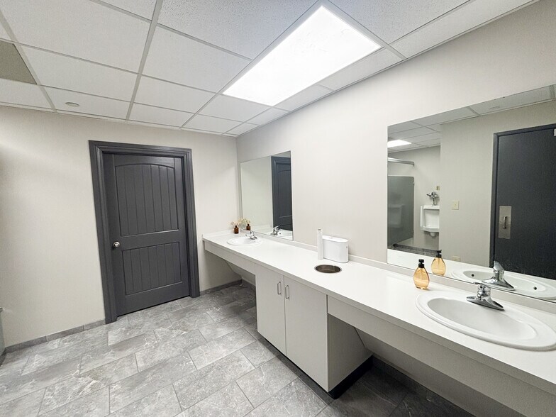 More Photos Of 3171 E Sunshine St, Springfield Office Residential For Lease