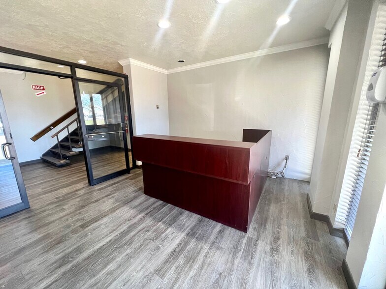 More Photos Of 8909 Jackrabbit Rd, Houston Unknown For Lease