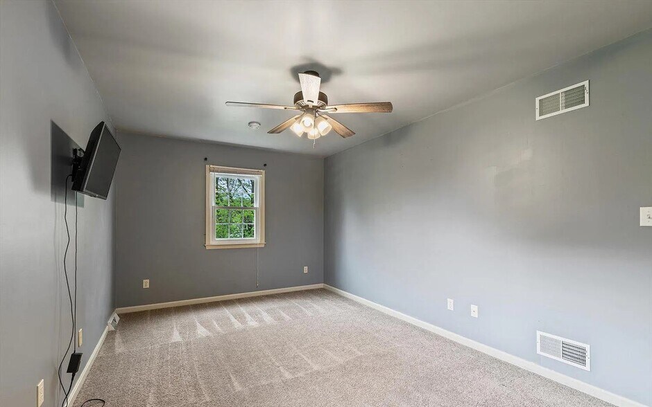 More Photos Of 585 Westbrooke Dr, Elizabethtown Specialty For Sale