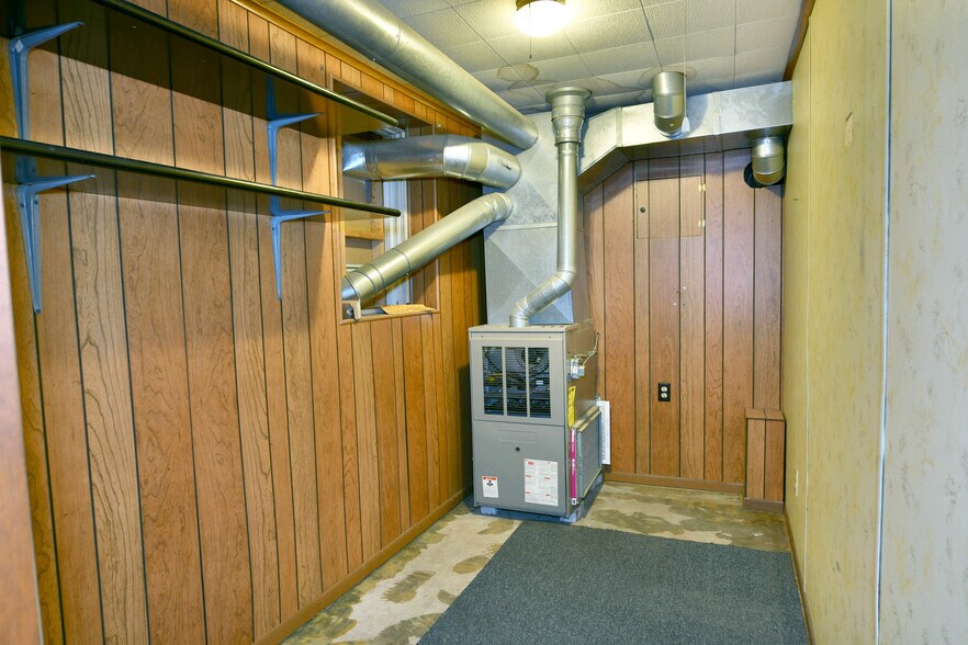 More Photos Of 4085 Herner County Line Rd, Southington Showroom For Sale