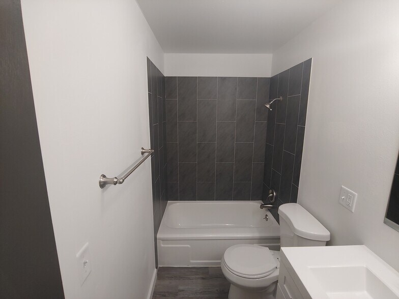 More Photos Of 305 NE Spaulding St, Pullman Apartments For Sale