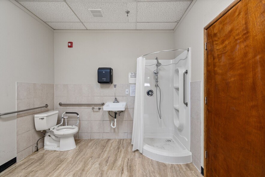 More Photos Of 1075 National Pky, Mansfield Office For Sale