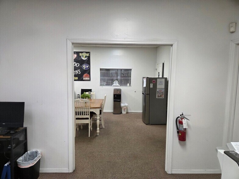 More Photos Of 7810 Kingspointe Pky, Orlando Warehouse For Lease