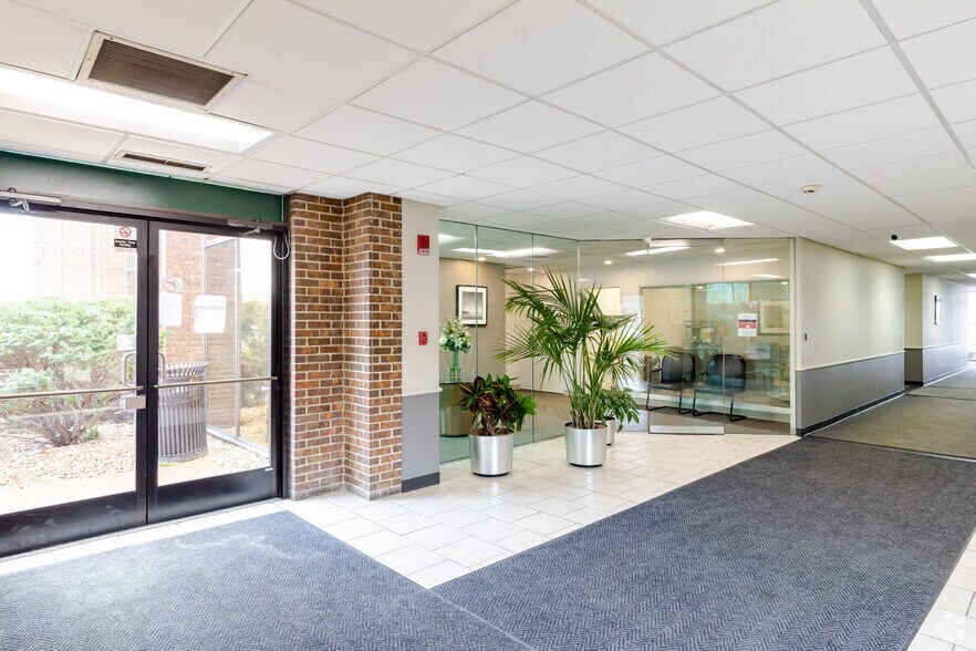 More Photos Of 799 Roosevelt Rd, Glen Ellyn Office For Lease