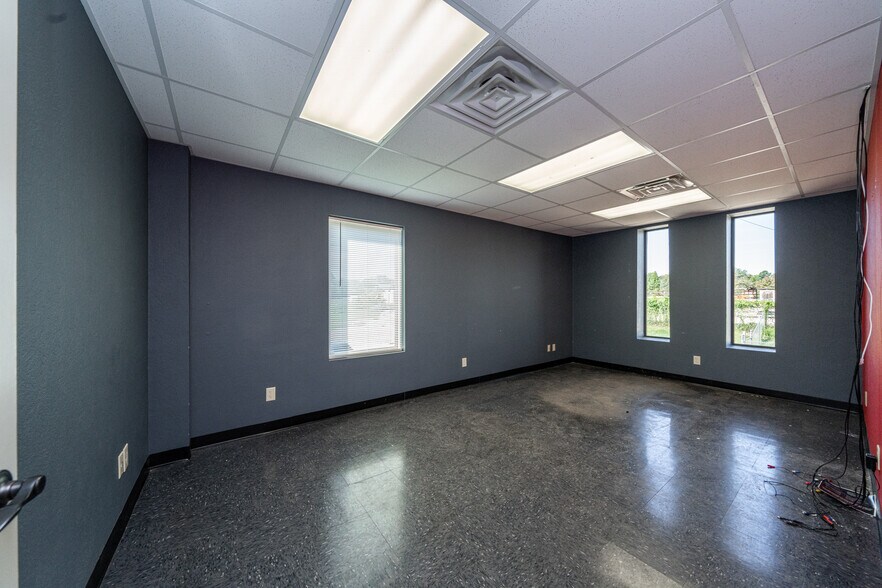 More Photos Of 2103 E SH 31, Kilgore Warehouse For Lease