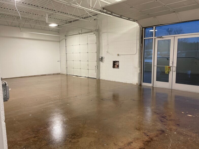 More Photos Of 734 Garden Rd, Columbus Showroom For Lease