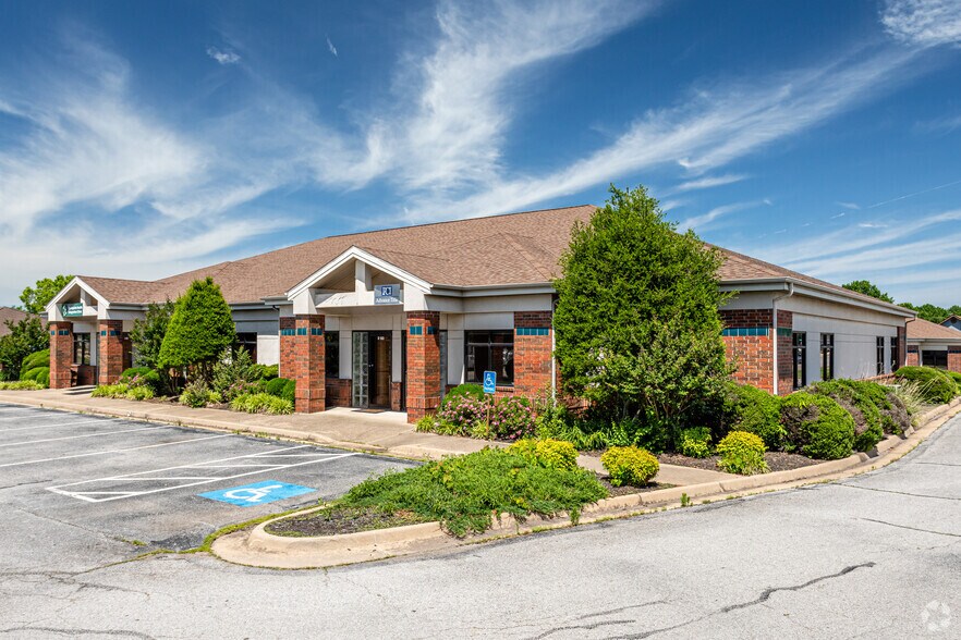 More Photos Of 3291 S Thompson St, Springdale Unknown For Lease