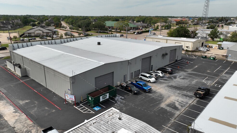 More Photos Of 1331 E Broadway St, Pearland Light Distribution For Lease