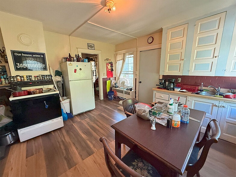 More Photos Of 86 Strongs Ave, Rutland Freestanding For Sale