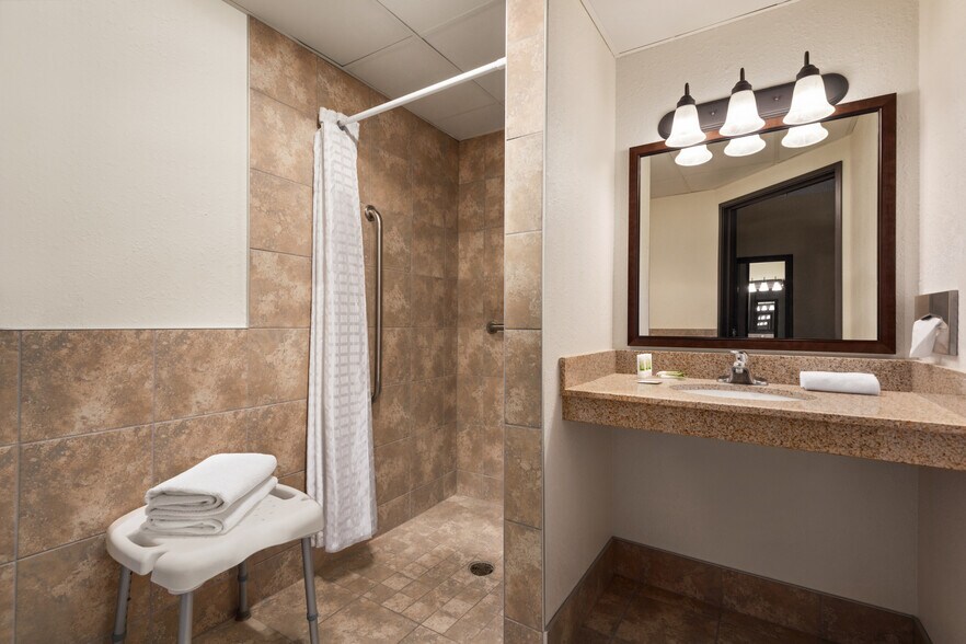 More Photos Of 777 Highway 10 E, Detroit Lakes Hotel For Sale