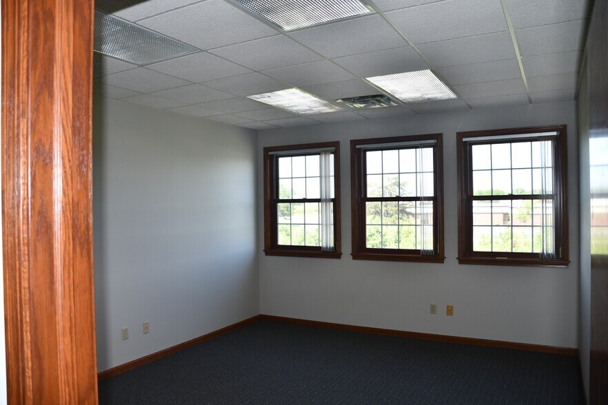 More Photos Of 9211 Broadway, Merrillville Office For Lease