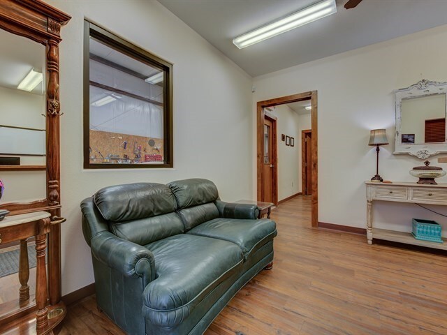 More Photos Of 4304 College Dr, Lufkin Office For Sale