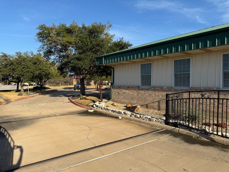 More Photos Of 3300 Longmire Dr, College Station Office For Sale