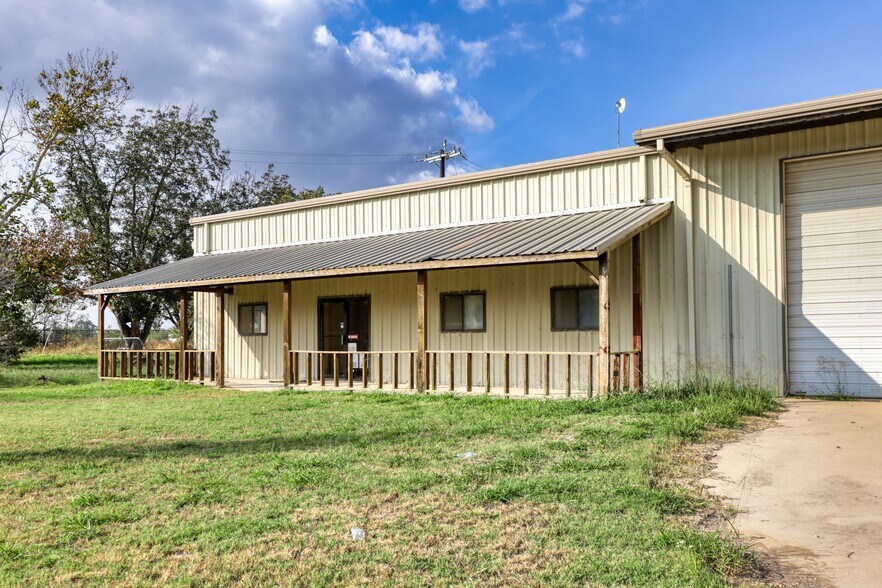 More Photos Of 14685 Old Frio City Rd, Lytle Warehouse For Lease