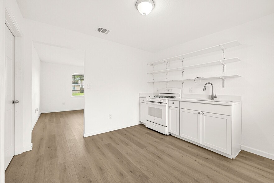 More Photos Of 7442 Evie Ln, Deer Park Showroom For Sale