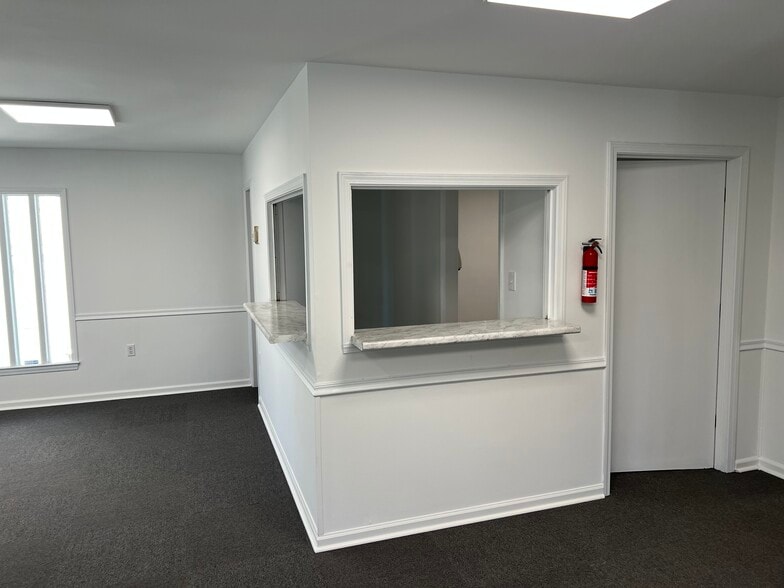 More Photos Of 148 E Peacock St, Cochran Medical For Sale