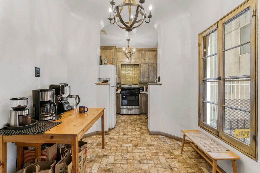 More Photos Of 7063 Lanewood Ave, Los Angeles Apartments For Sale