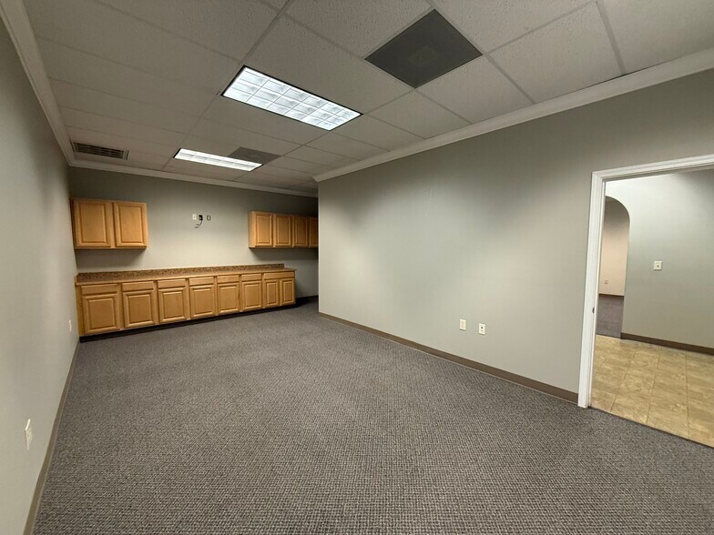 More Photos Of 1405 Victor Ave, Redding Office For Lease