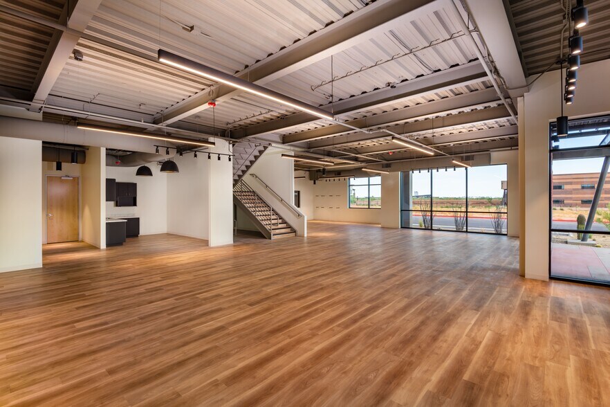 More Photos Of 8905 E Del Camino Dr, Scottsdale Light Distribution For Lease