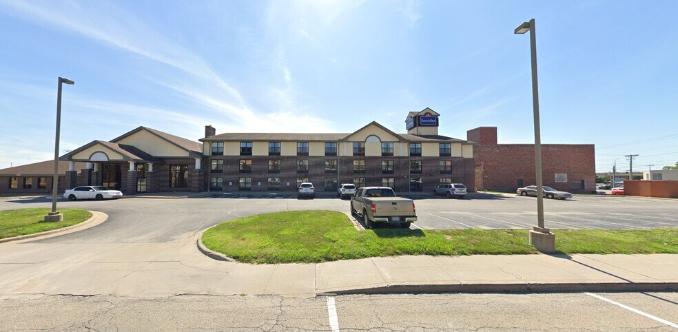 Primary Photo Of 222 W 2nd St, Ottumwa Hotel For Sale