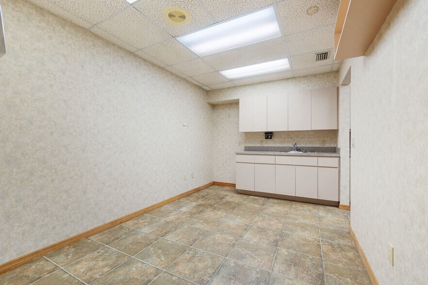 More Photos Of 1701 66th St N, Saint Petersburg Medical For Sale