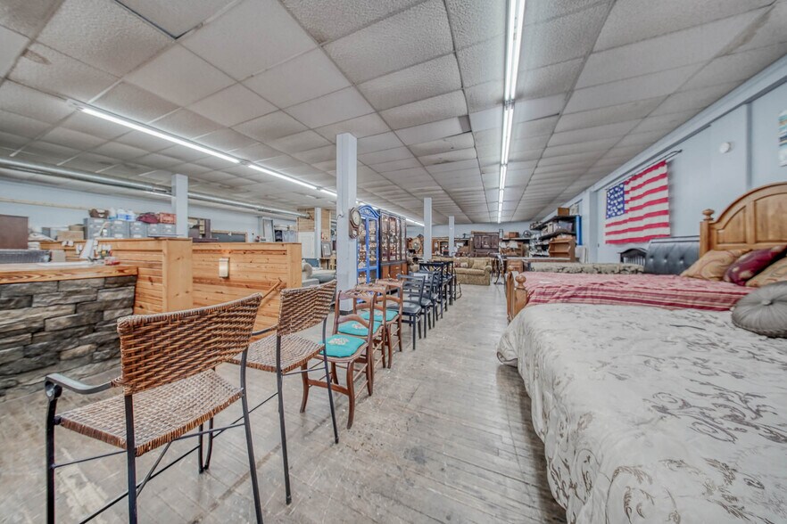 More Photos Of 105 E Walnut St, Houston Freestanding For Sale