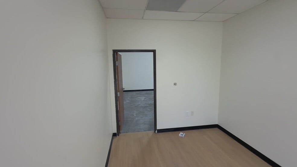 More Photos Of 8662 Avenida De La Fuente, San Diego Warehouse For Lease