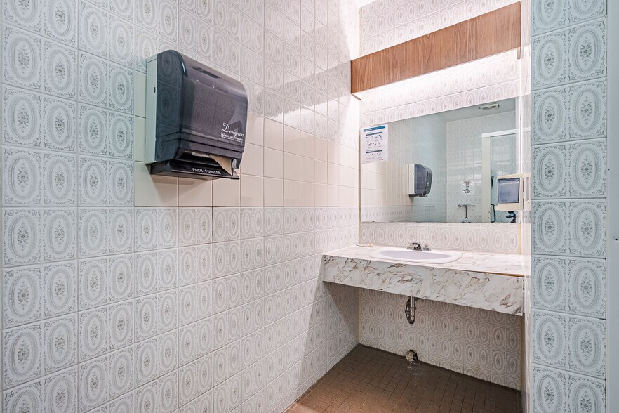 More Photos Of 5704 44 St, Lloydminster Office For Lease