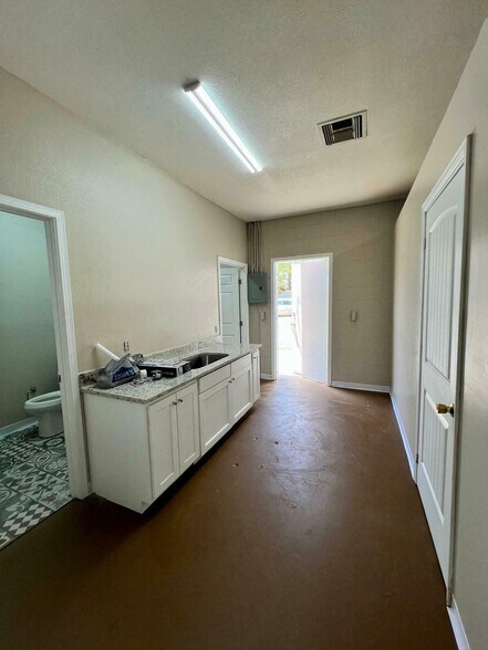 More Photos Of 9523 Dyer St, El Paso Storefront For Lease