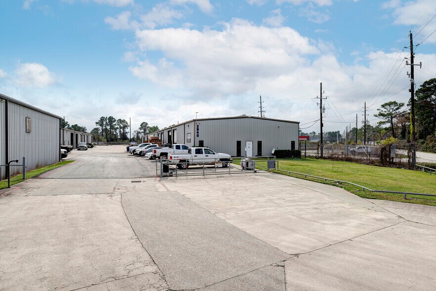 More Photos Of 2940-2956 Farrell Rd, Houston Warehouse For Lease