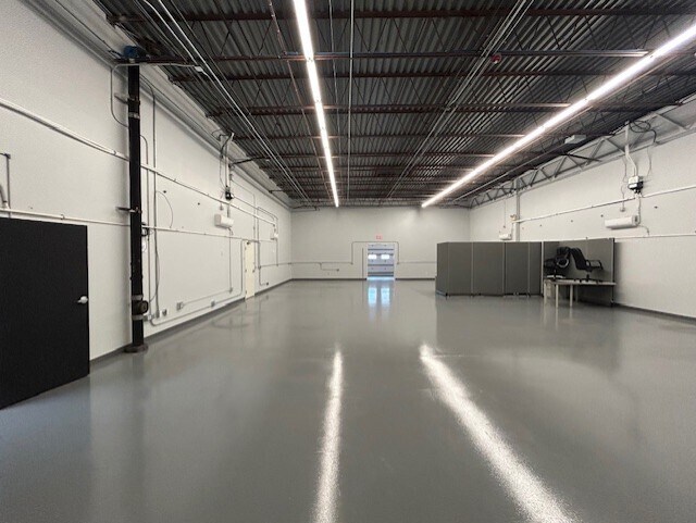More Photos Of 7 Perimeter Rd, Manchester Light Manufacturing For Lease