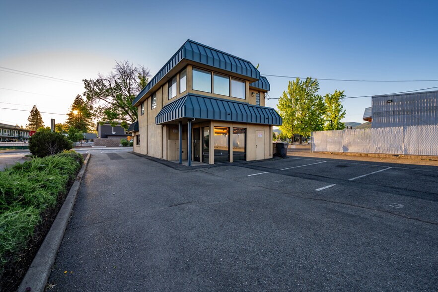 More Photos Of 735 SE 7th St, Grants Pass Office For Sale