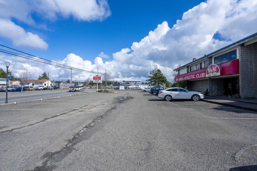 More Photos Of 985 Newmark Ave, Coos Bay Health Club For Sale