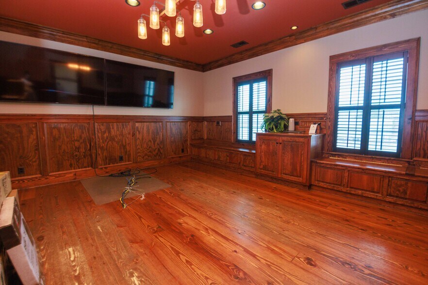 More Photos Of 106 N Alexander Ave, Washington Office For Sale