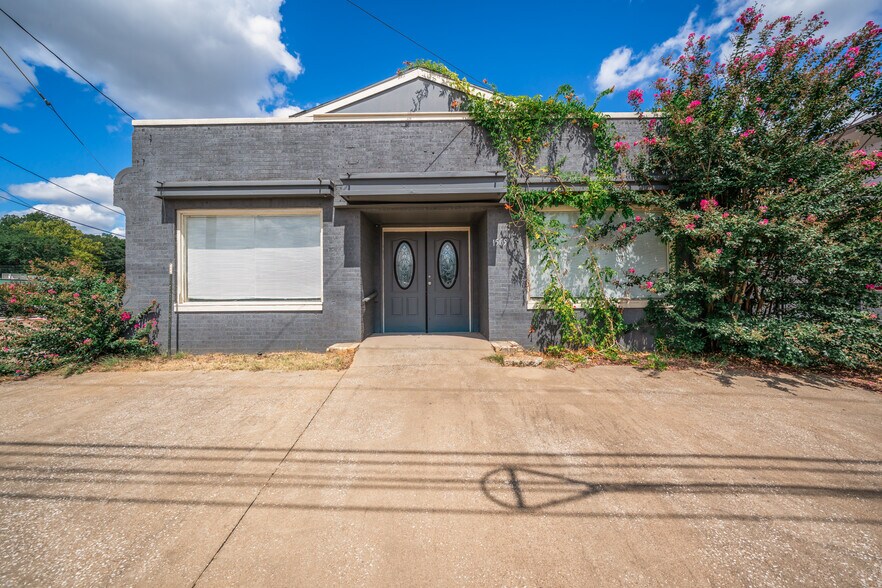 Primary Photo Of 1505 E Marshall Ave, Longview Medical For Sale